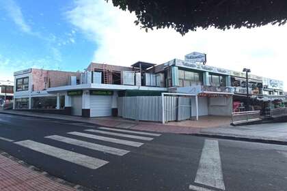 Handelspanden verkoop in Puerto del Carmen, Tías, Lanzarote. 