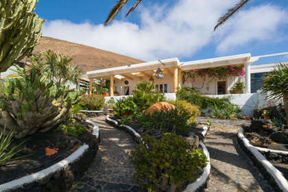 Villa for sale in La Asomada, Tías, Lanzarote. 