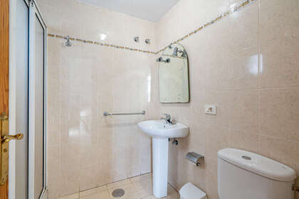 suite bathroom