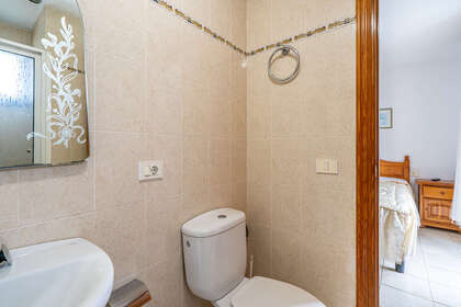 suite bathroom